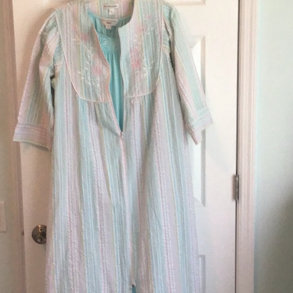 Miss Elaine - Aqua Blue Nightgown with embroidery neckline - Picture 9 of 9